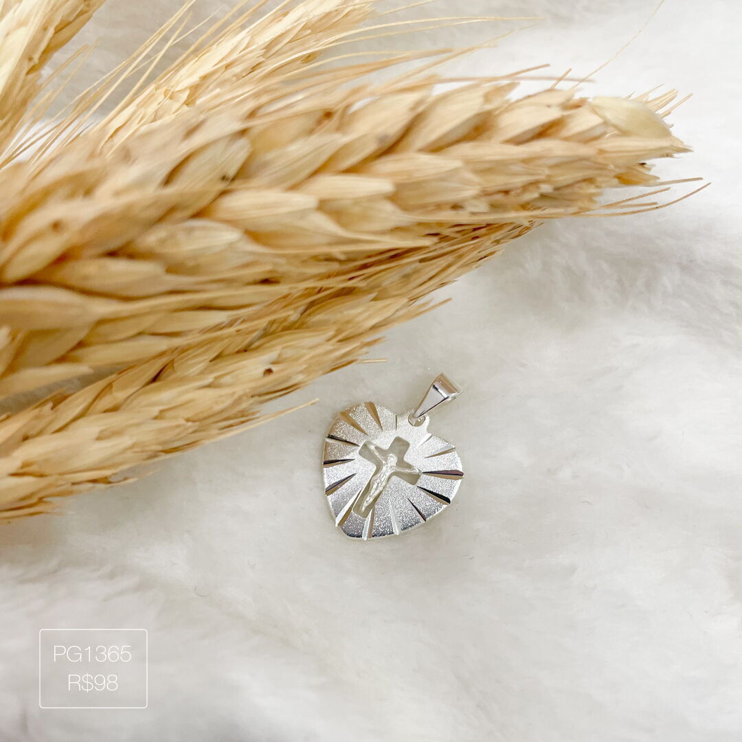 Pingente Jesus Crucificado no Coração Liso Prateado